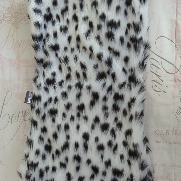 Cruella DeVille Faux Fur Shrug (Disney Villains) - Picture 5 of 12